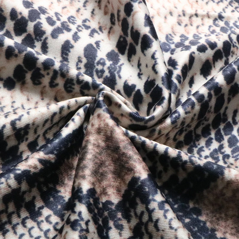 Женское боди со змеиным принтом облегающее с длинным рукавом и высоким воротом