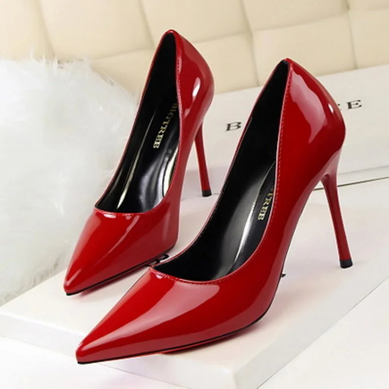 Женские тонкие туфли из лакированной кожи с острым закрытым носком на высоком