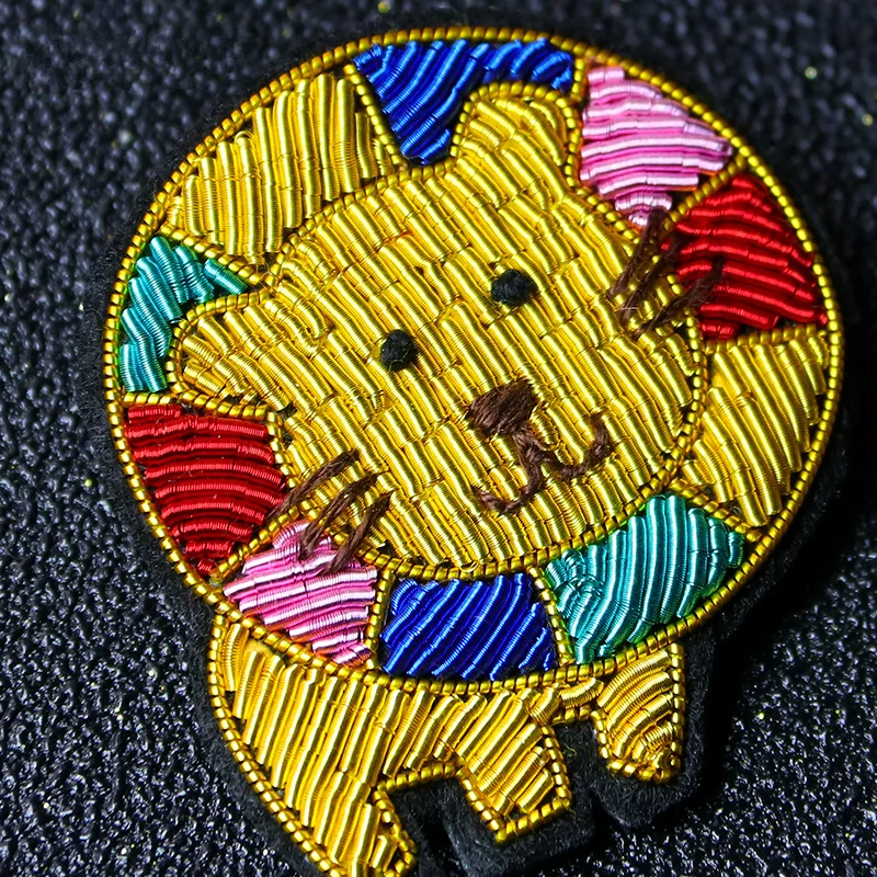

Hand-embroidered Indian silk badge lion Carl cute cartoon high-grade brooch men and women wild brooch