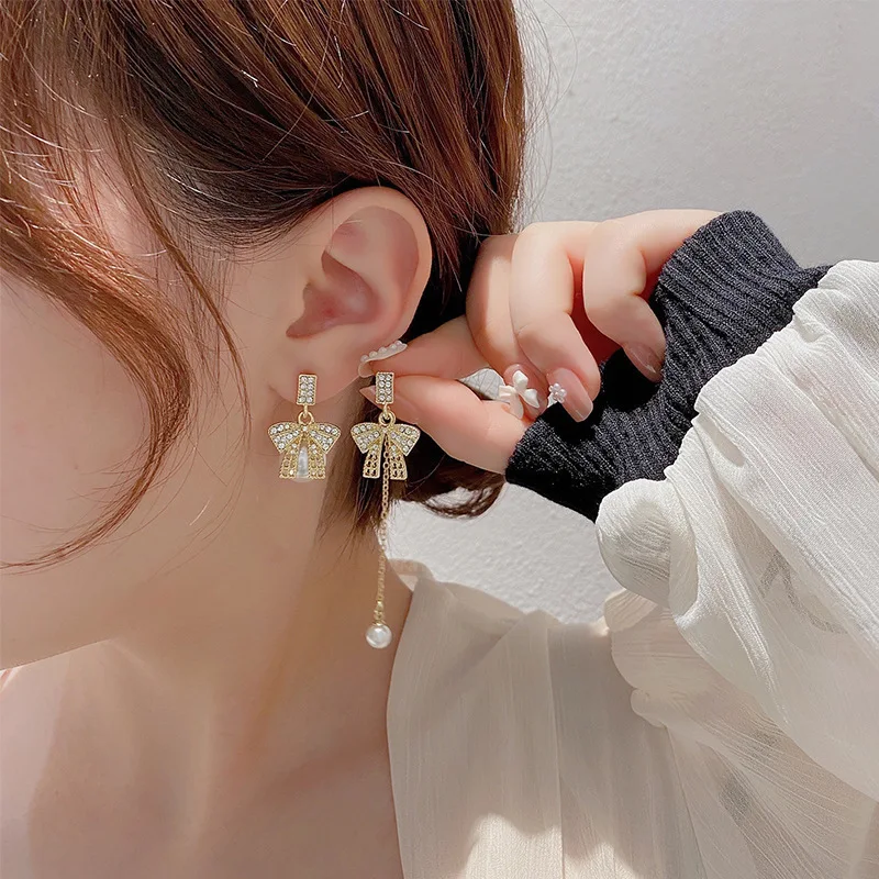 

Compact Cute Mosaic Rhinestone Bowknot Earrings Temperamental Exquisite Long Tassel Artificial Pearl Asymmetric Earrings