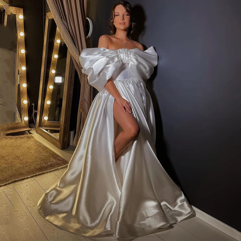 

Белое Атласное свадебное платье с открытыми плечами, бантом и высоким разрезом