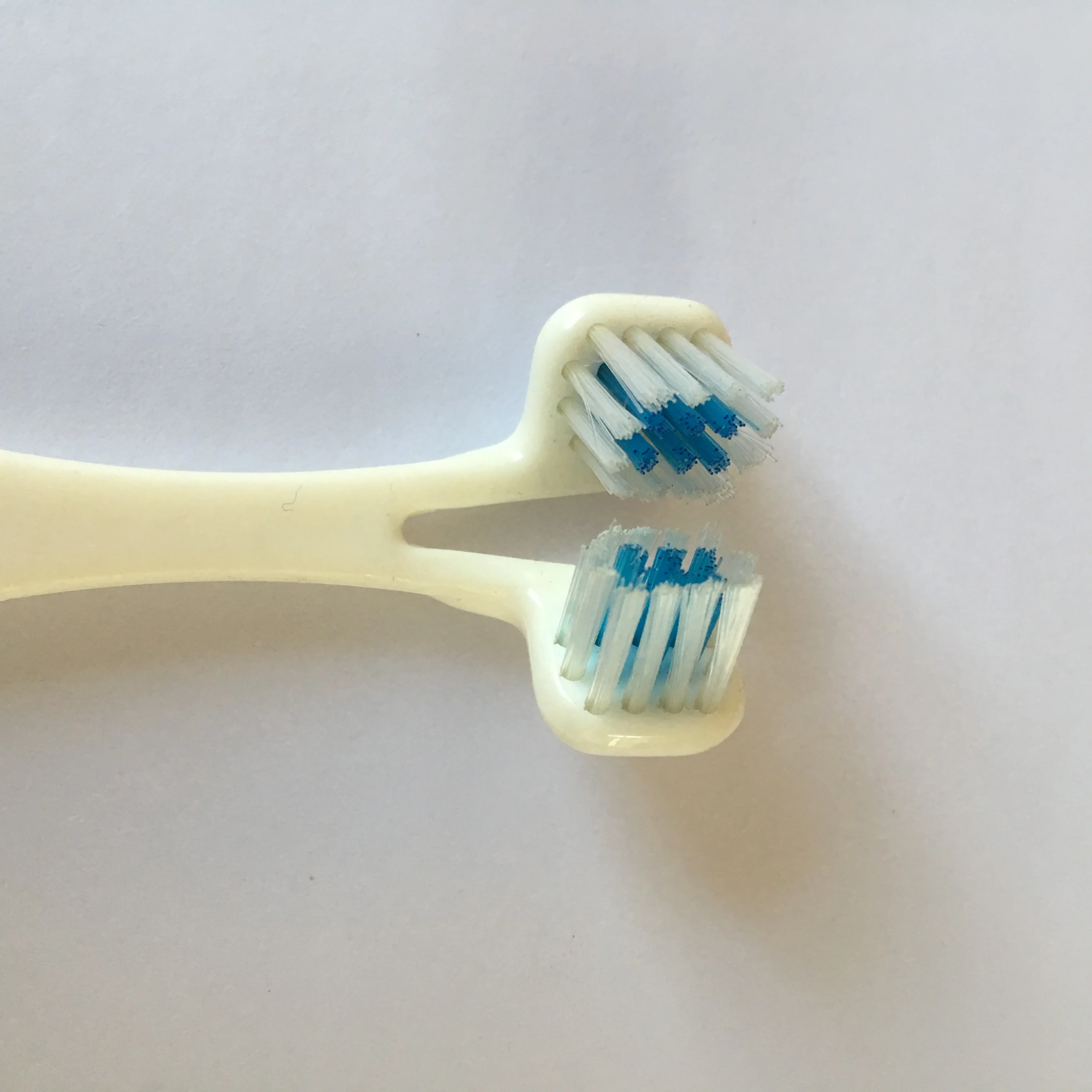 Зубная щетка с двойной головкой мягкая нейлоновая щетина пластиковая длинная