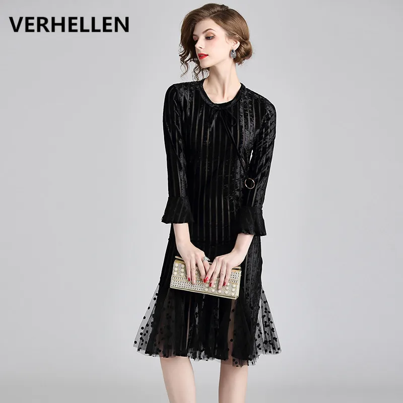 Женское бархатное платье с расклешенными рукавами VERHELLEN черные и розовые