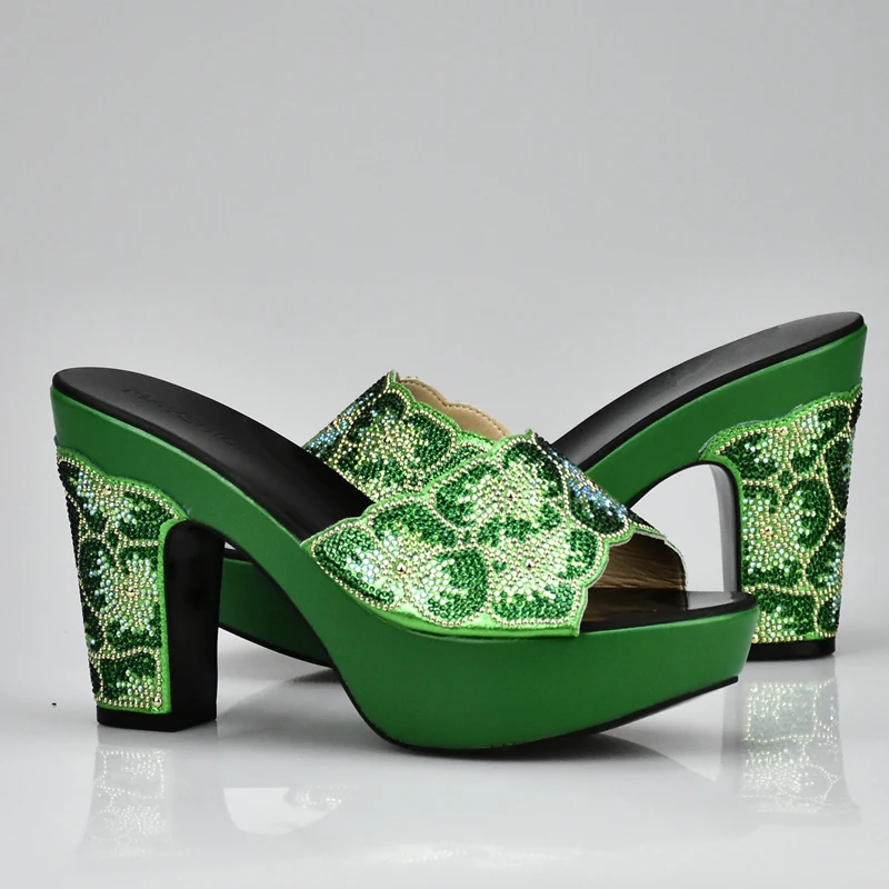 Новинка зеленые туфли на каблуке итальянская женская обувь и сумка украшенные