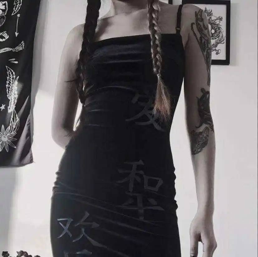 Готическое винтажное бархатное тонкое женское платье на тонких бретелях черное