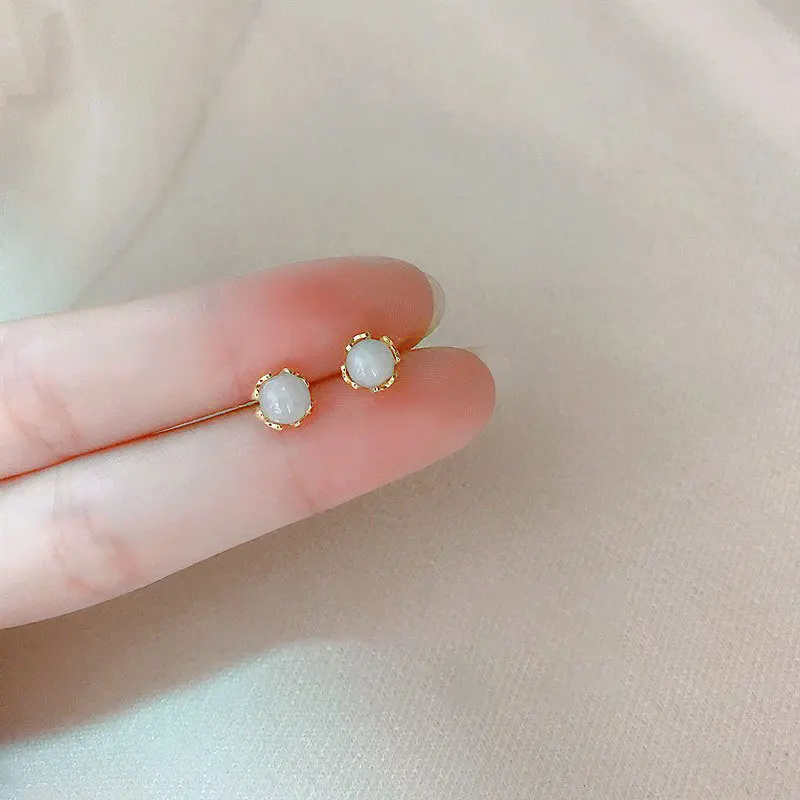 

Женские серьги-гвоздики из серебра 925 пробы с камнем