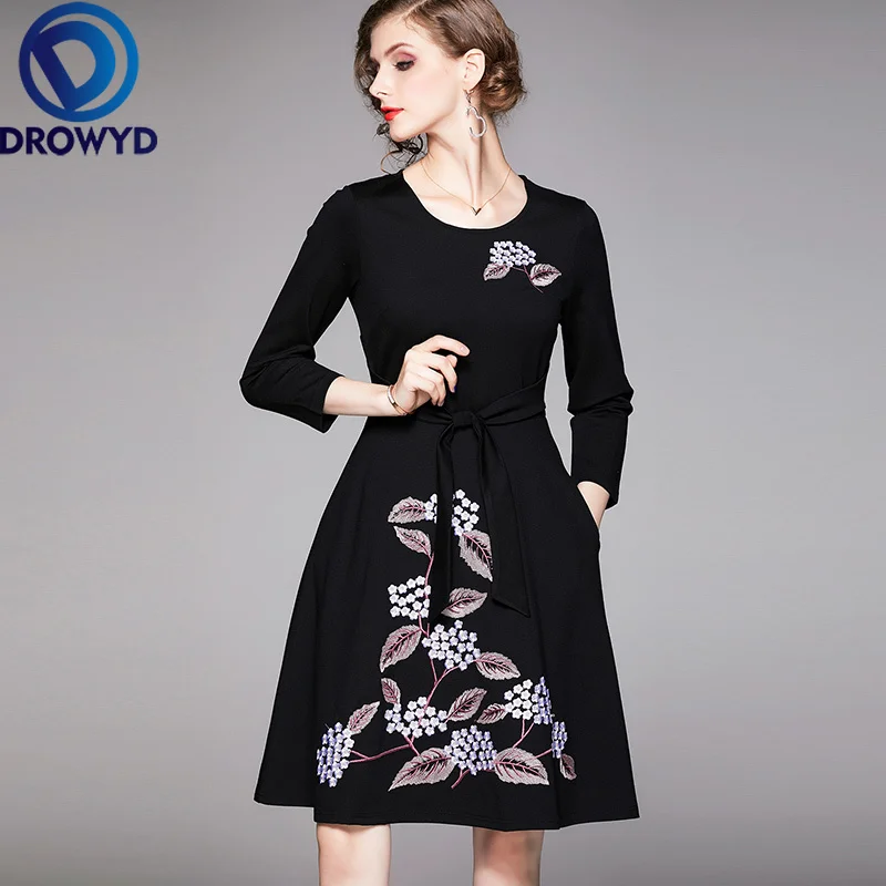 

Fashion Embroidered O-neck Midi Dress 2019 Winter Casual Black Floral Bohemian Long-sleeved Dress Elegant Party Dresses Vestidos