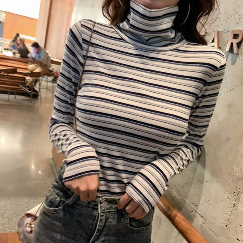 Женская футболка с высоким воротником полосатым принтом контрастных цветов