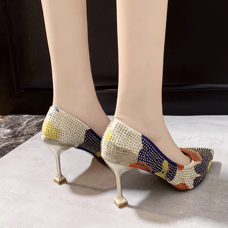 Пикантные женские свадебные туфли-лодочки с украшением в виде кристаллов на