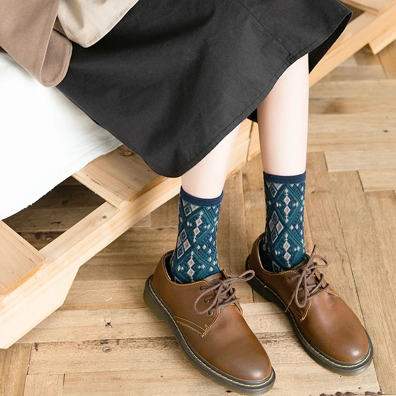 

New Products for Autumn and Winter Women's Socks Retro Print Dark Flower Ladies Tube Socks College Style Fashion Cotton Socks