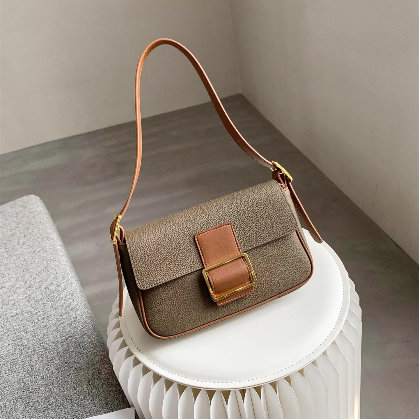 

Шикарная элегантная сумка с откидной крышкой, сумка-мессенджер из первого слоя воловьей кожи, женская сумка через плечо, маленький Повседне...