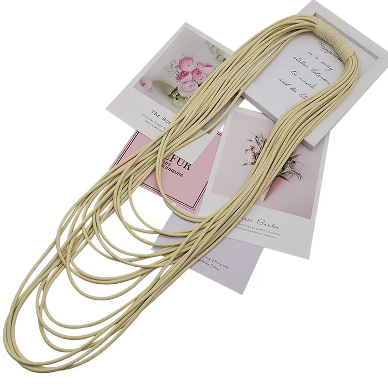 Короткое ожерелье из черного оранжевого и вишневого оргстекла со средним серым