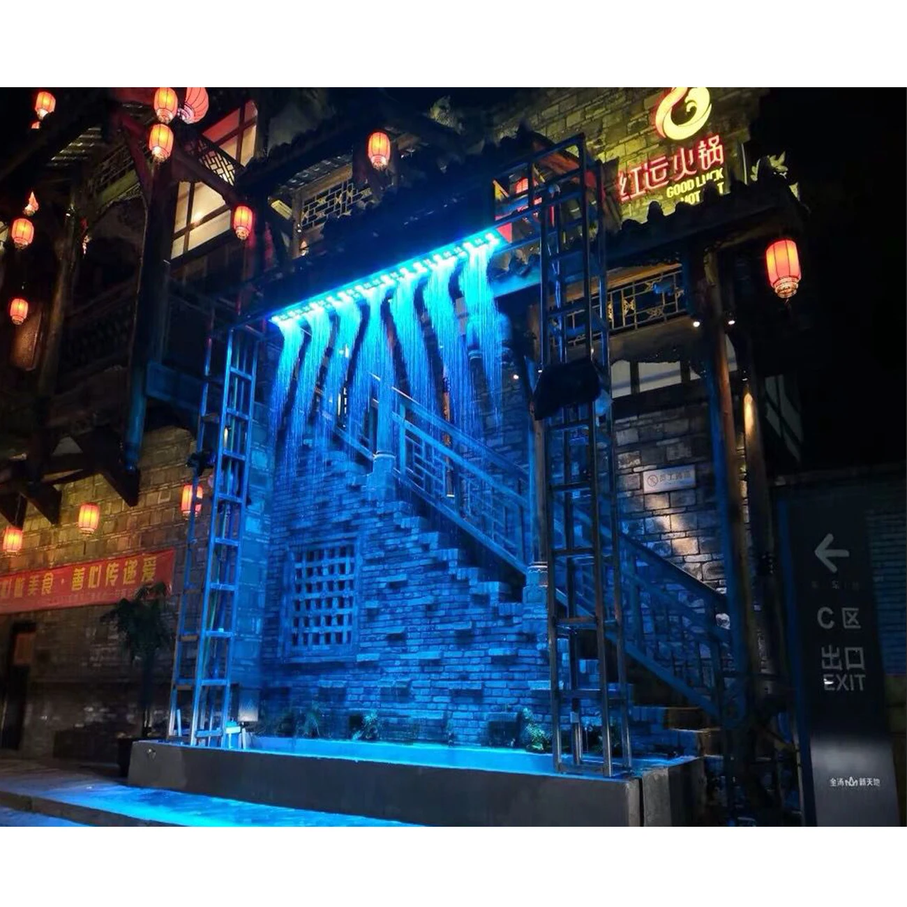 Потяните линии красочные слова занавес воды струящаяся вода музыкальный фонтан