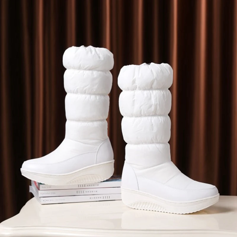 REAVE CAT/Большие размеры 35-44, новые зимние сапоги женские теплые водонепроницаемые сапоги на хлопковом пуху сапоги до середины икры на меху на платформе цвет черный, белый, синий