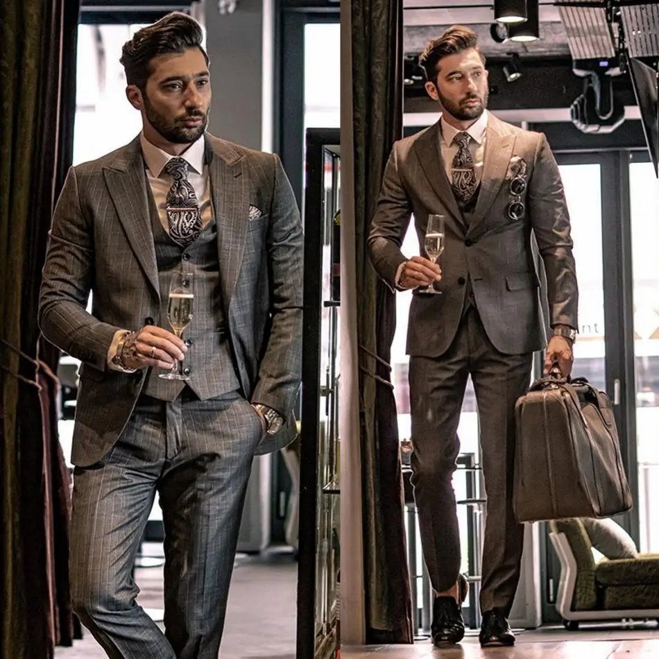 

Bussiness Men Suits Three Pieces Peaked Lapel Gold Mens Stripe Browm Cuotom Made Designer Wedding Tuxedos