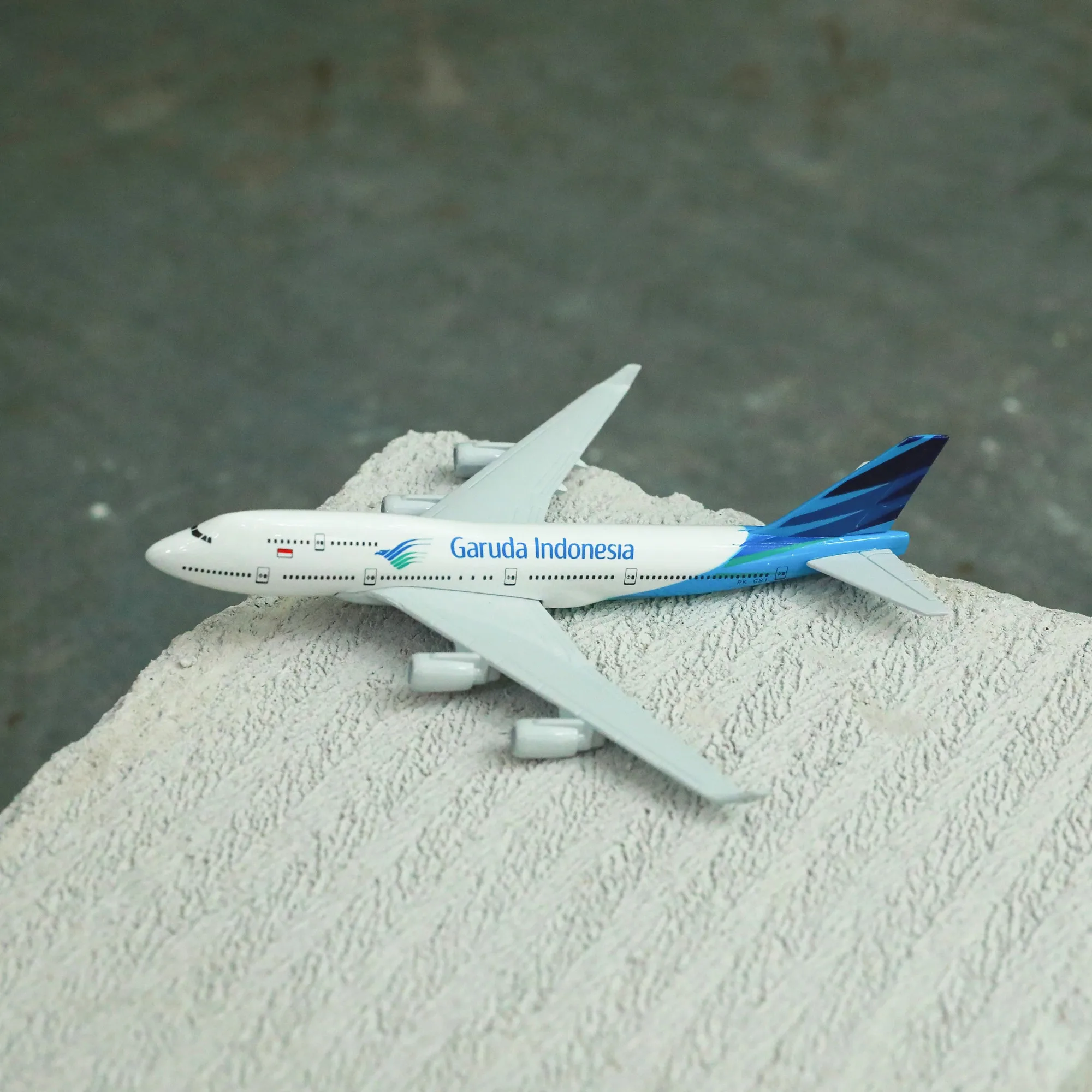 

Garuda Indonesia B747 Airplane Diecast Aircraft Model 6" Metal Plane Aeroplane Home Office Decor Mini Moto Toys for Child