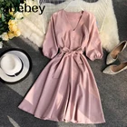 Женское платье с V-образным вырезом, рукавом три четверти и поясом