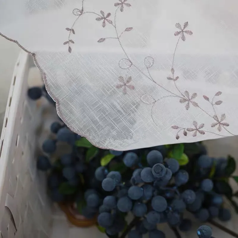 Белая занавеска из органзы без перфорации с вышивкой сирени римская