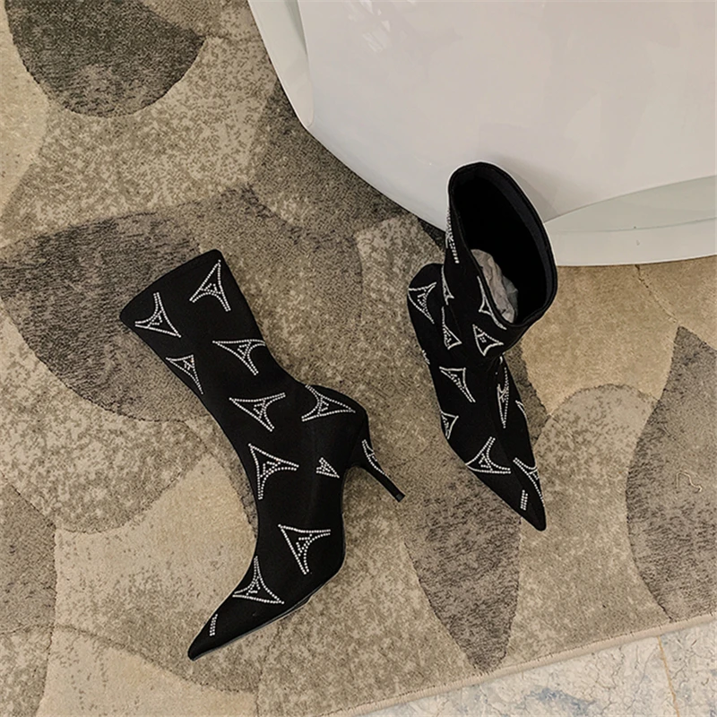 Женские ботильоны с острым носком черные или фиолетовые на высоком каблуке