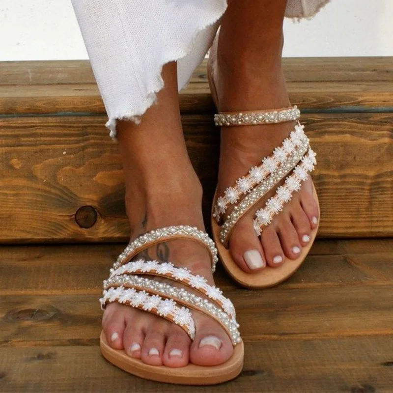 Женские шлепанцы с открытым носком украшенные жемчужинами и аппликацией