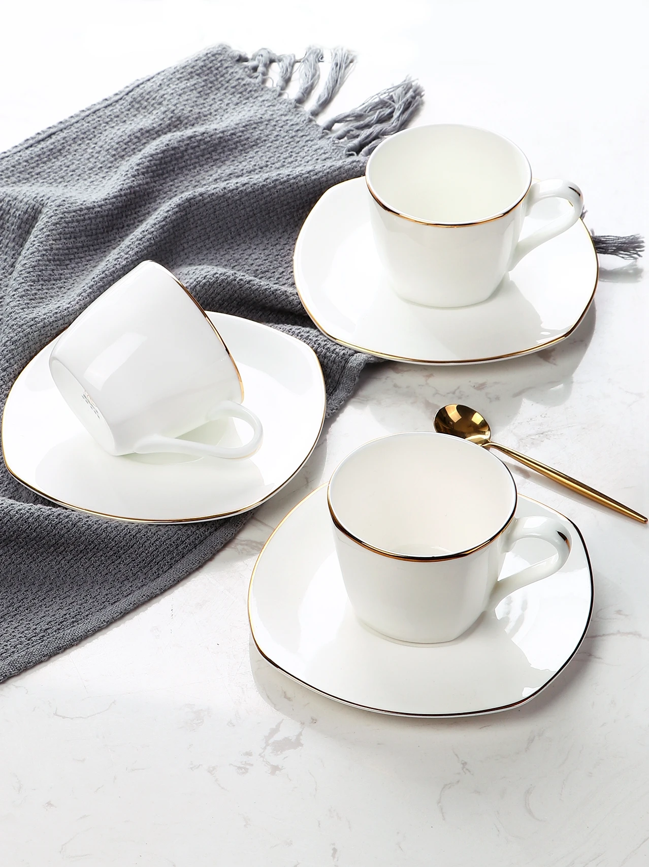 Белая фарфоровая кофейная чашка с ручкой креативная офисная и блюдце