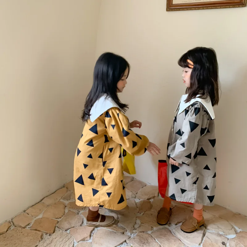 Модное платье с пышными рукавами треугольным принтом и матросским воротником