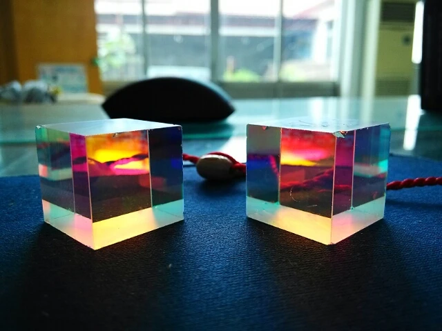 

2PCS 2.2x2.2x2.2cm Optical Glass Educational Prism Defective prisma Dichroic X-Cube Glass Prisms RGB Combiner Decoration Glass