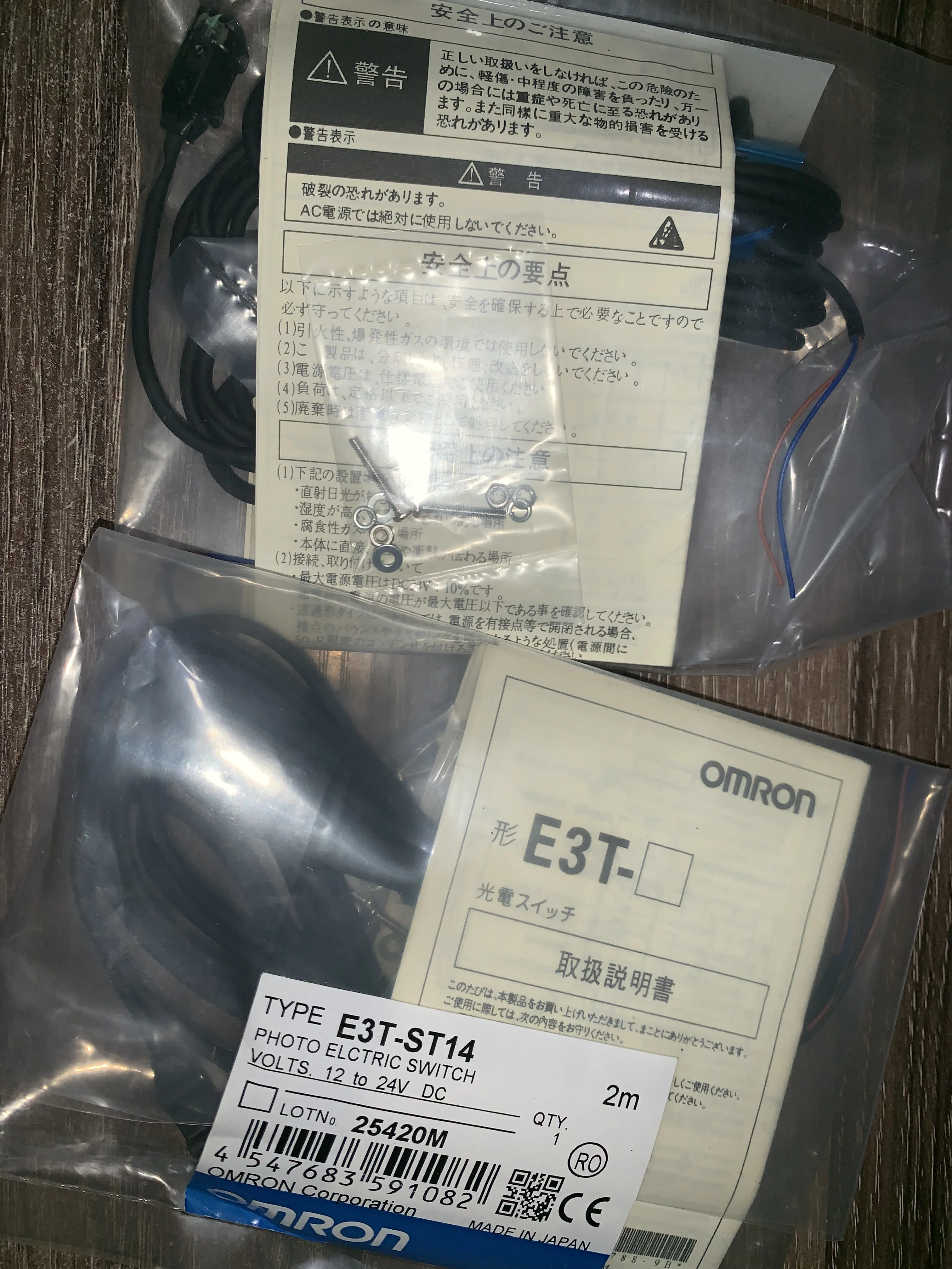 

E3T-ST14 photoelectric sensor 12 TO 24 VDC Original Authentic