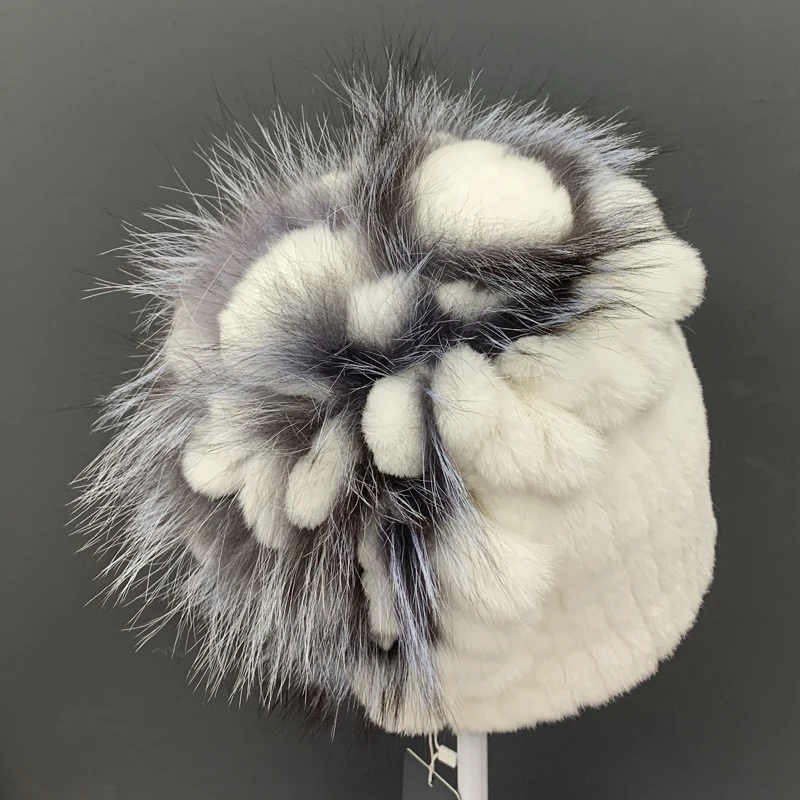 Зимние теплые шапки для женщин стильные белые с цветочным рисунком из