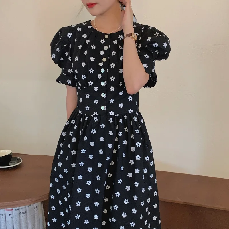 

Sweet and playful round neck floral puff sleeve waist slimming mid-length dress