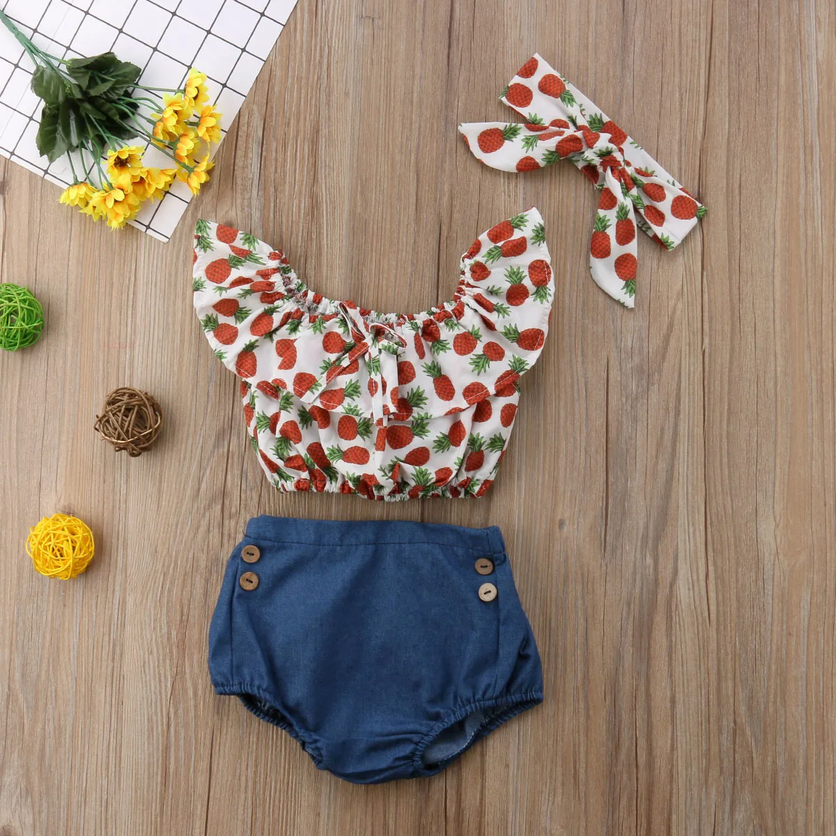 

Комплект летней одежды для девочек из 3 предметов, укороченный топ с оборками и принтом ананасов, с пуговицами, джинсовые шорты и повязка на ...