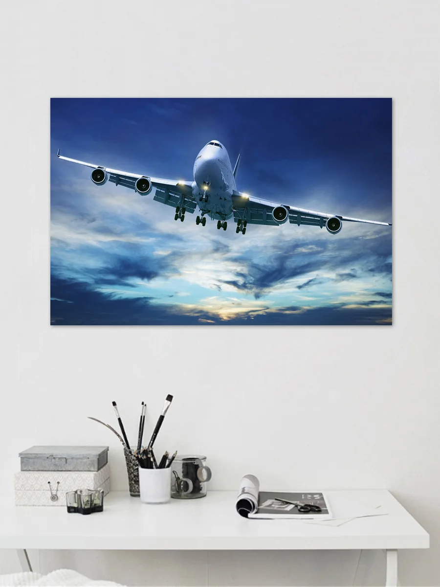 Самолёт летающего лайнера Боинг 747 летает в голубом небе фотография украшение