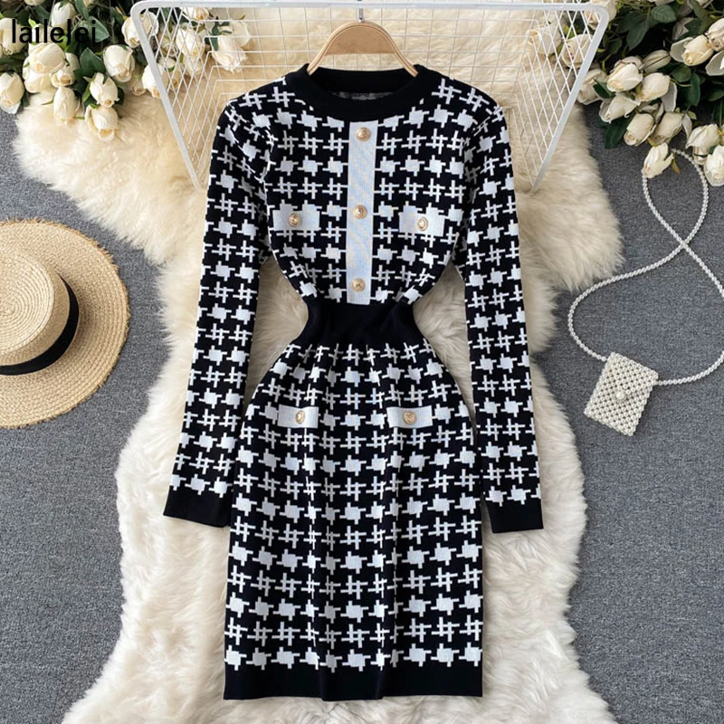 Трикотажное мини-платье с рисунком гусиные лапки на пуговицах соблазнительное