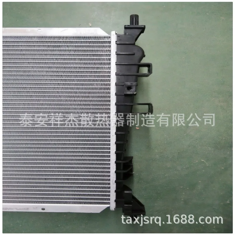 Радиатор для резервуара воды автомобильного радиатора применим к Ford Fox Explorer Mondeo