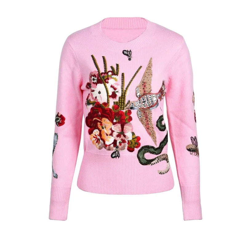 Женский вязаный свитер с круглым вырезом украшенный пайетками и цветком из