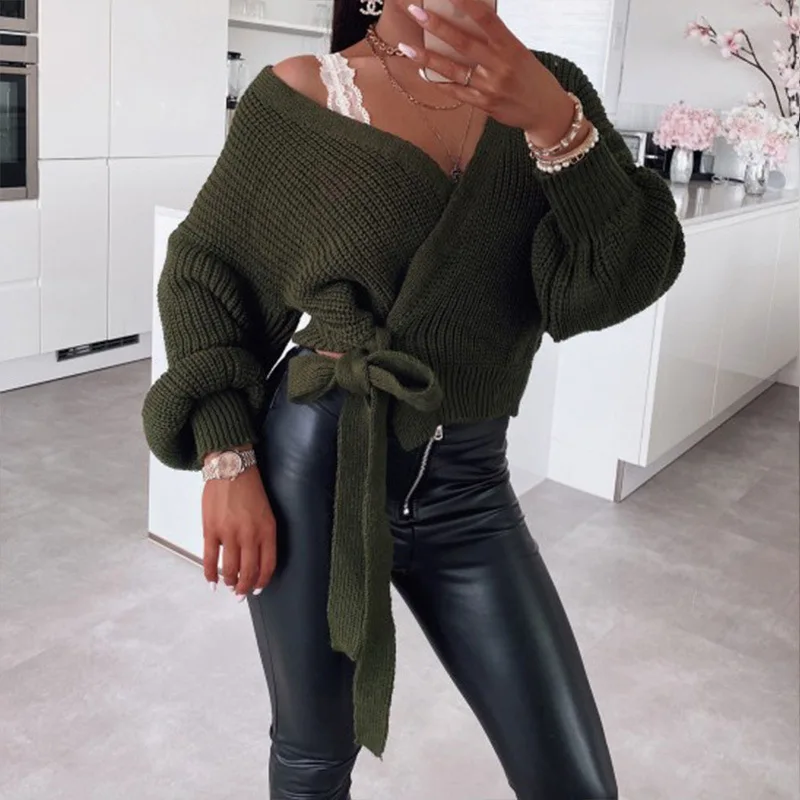 

Женский трикотажный свитер с V-образным вырезом и поясом