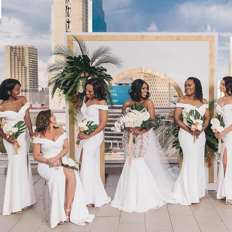 Женское длинное атласное платье подружки невесты белое с открытыми плечами для