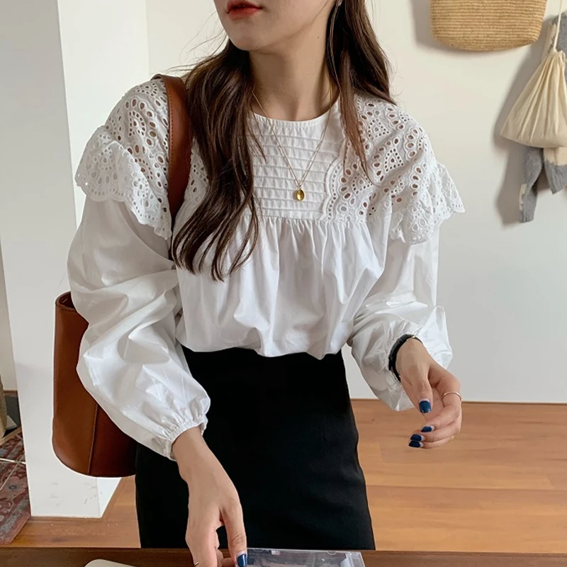 Женская кружевная блузка с вырезами белая круглым вырезом в Корейском стиле