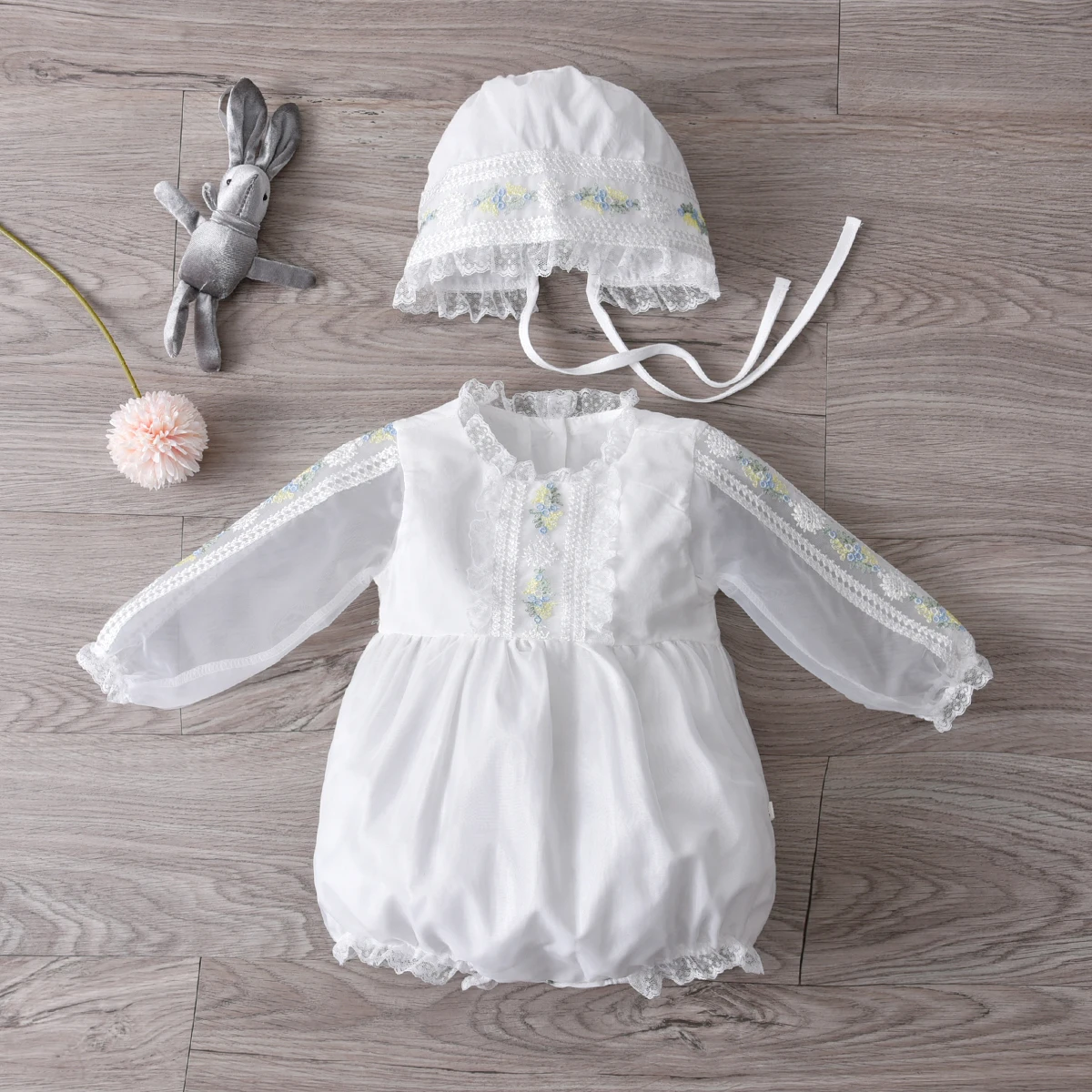 Pagliaccetti di cotone bianchi appena nati della neonata spagnola con i cappelli della tuta di festa di compleanno delle bolle infantili del Babi di estate 2022 del merletto