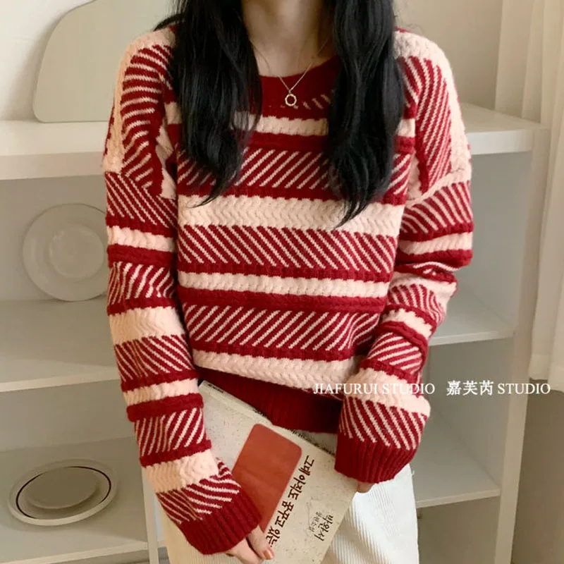 Женский вязаный свитер в полоску с длинным рукавом |