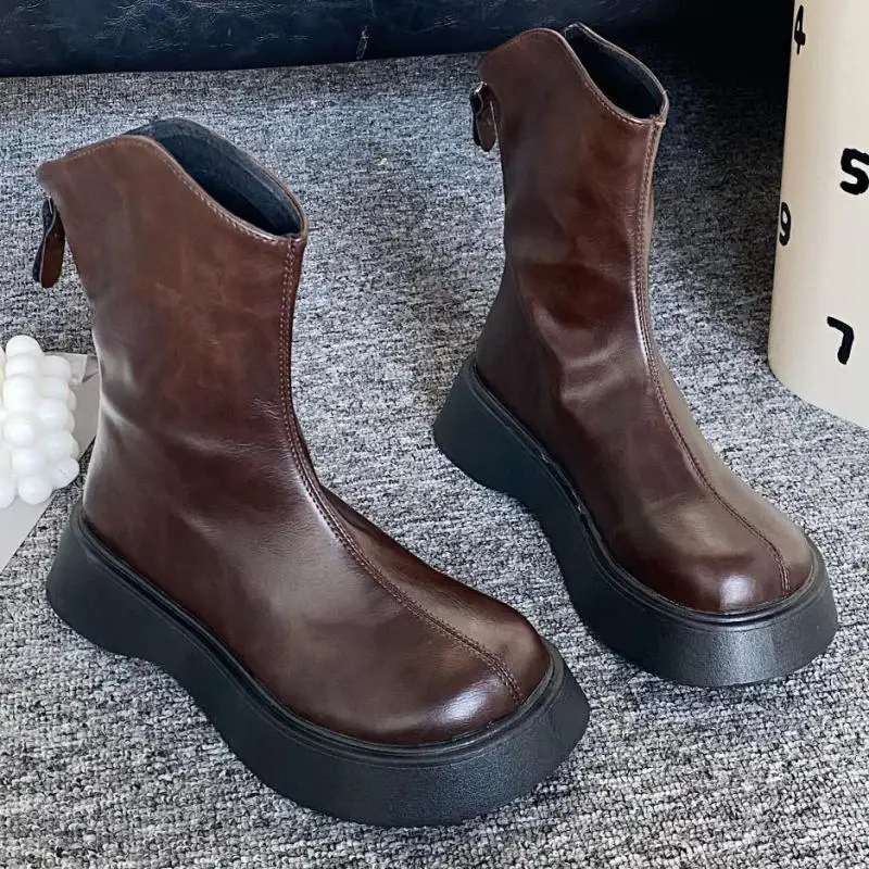 

Женские кожаные ботинки на толстой подошве, на молнии