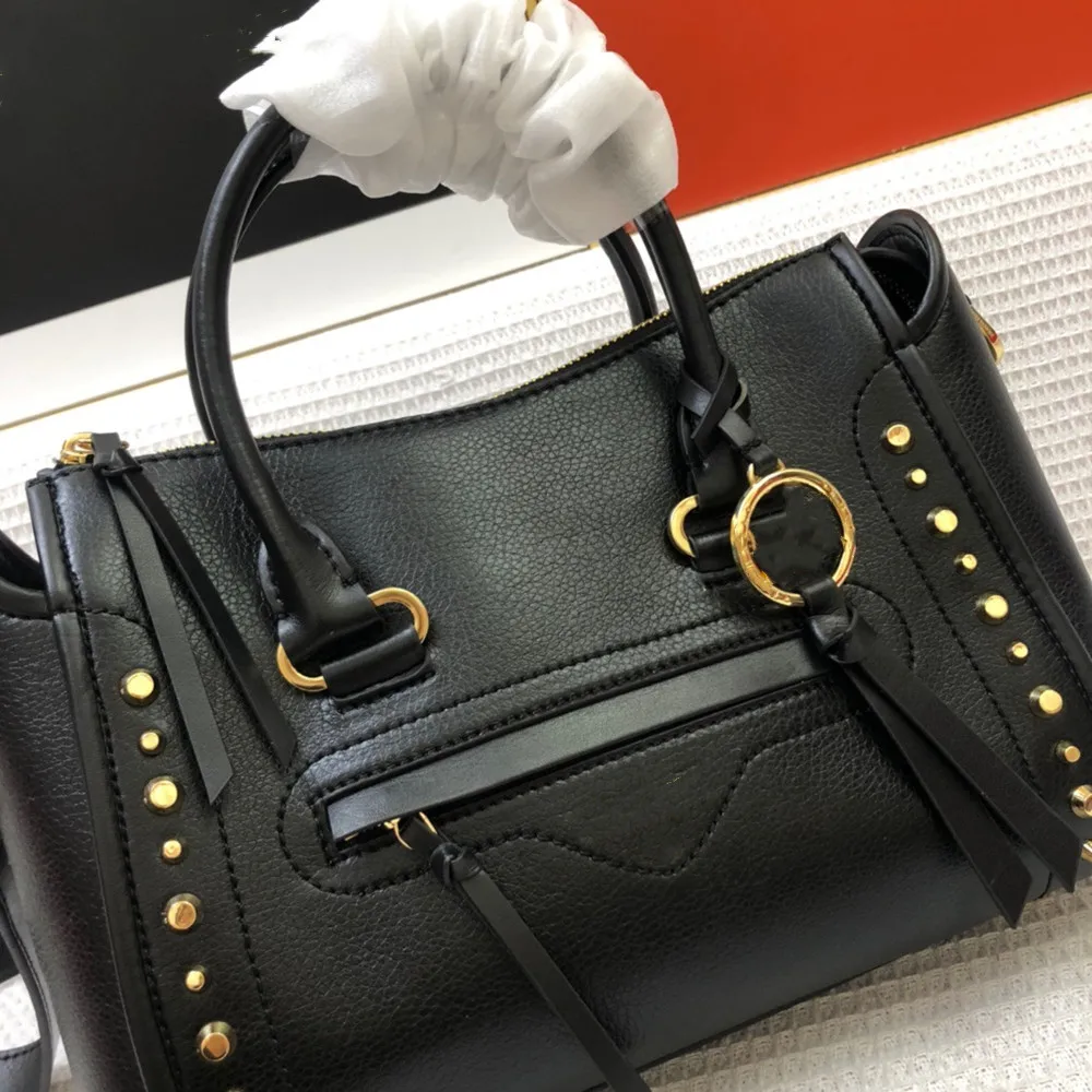 

2021 new handbag female Korean version leisure rivet simple fashion, high-end luxury atmosphere