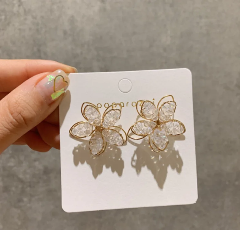 

Женские серьги-гвоздики с вырезами, в виде цветка