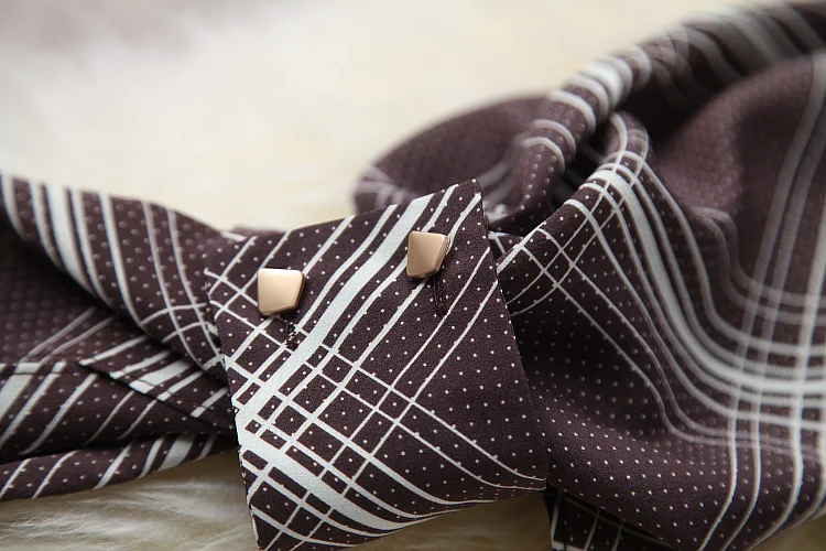 

European and American women's wear for spring 2021 Printed shirt with long sleeves and bow neck Pleated skirt Fashion suits