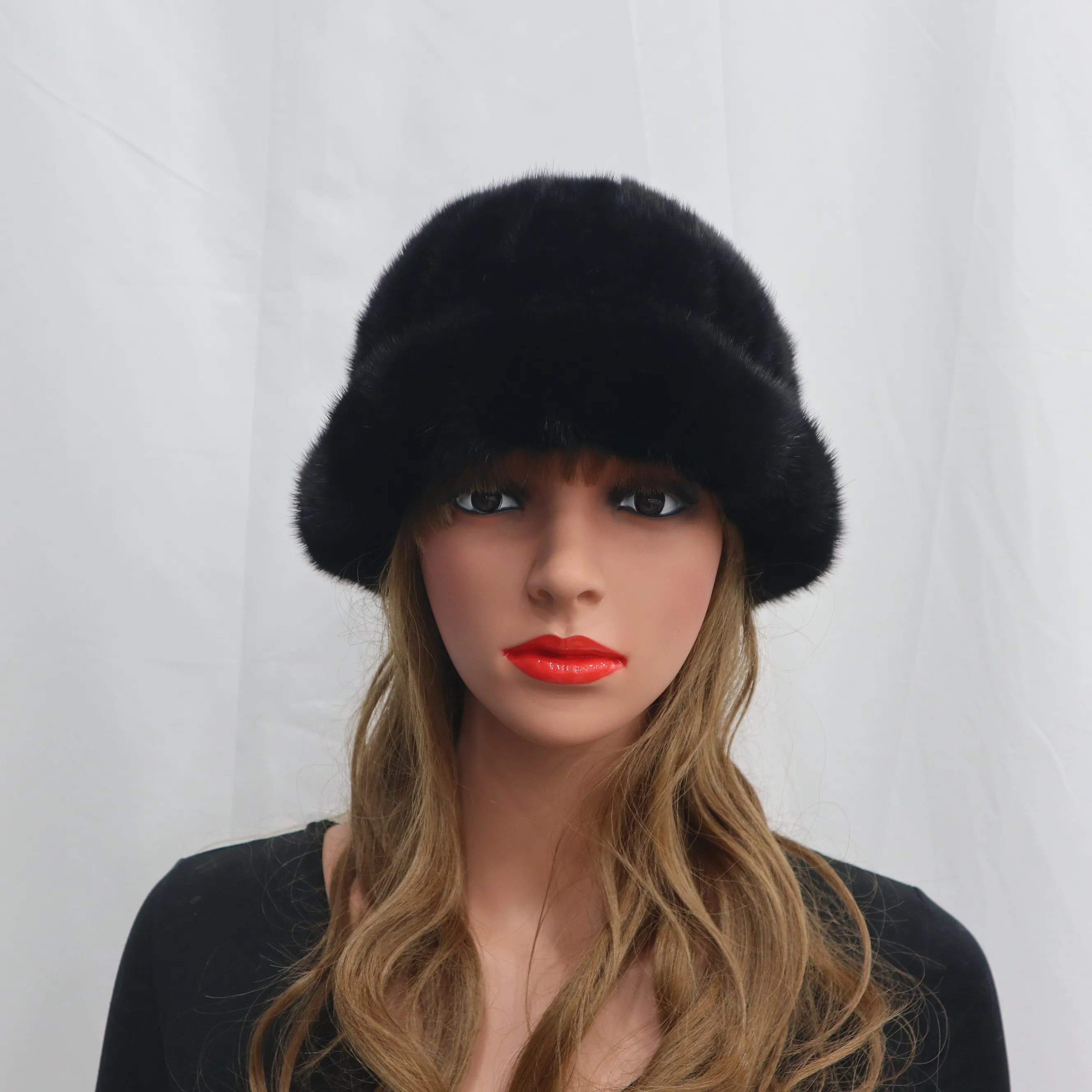 Женская шапка из натурального меха зимняя теплая норки и замши мягкая для женщин