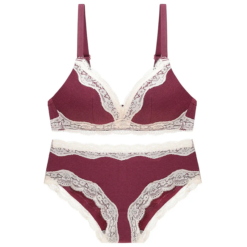 

Комплект женского кружевного нижнего белья с чашками пуш-ап
