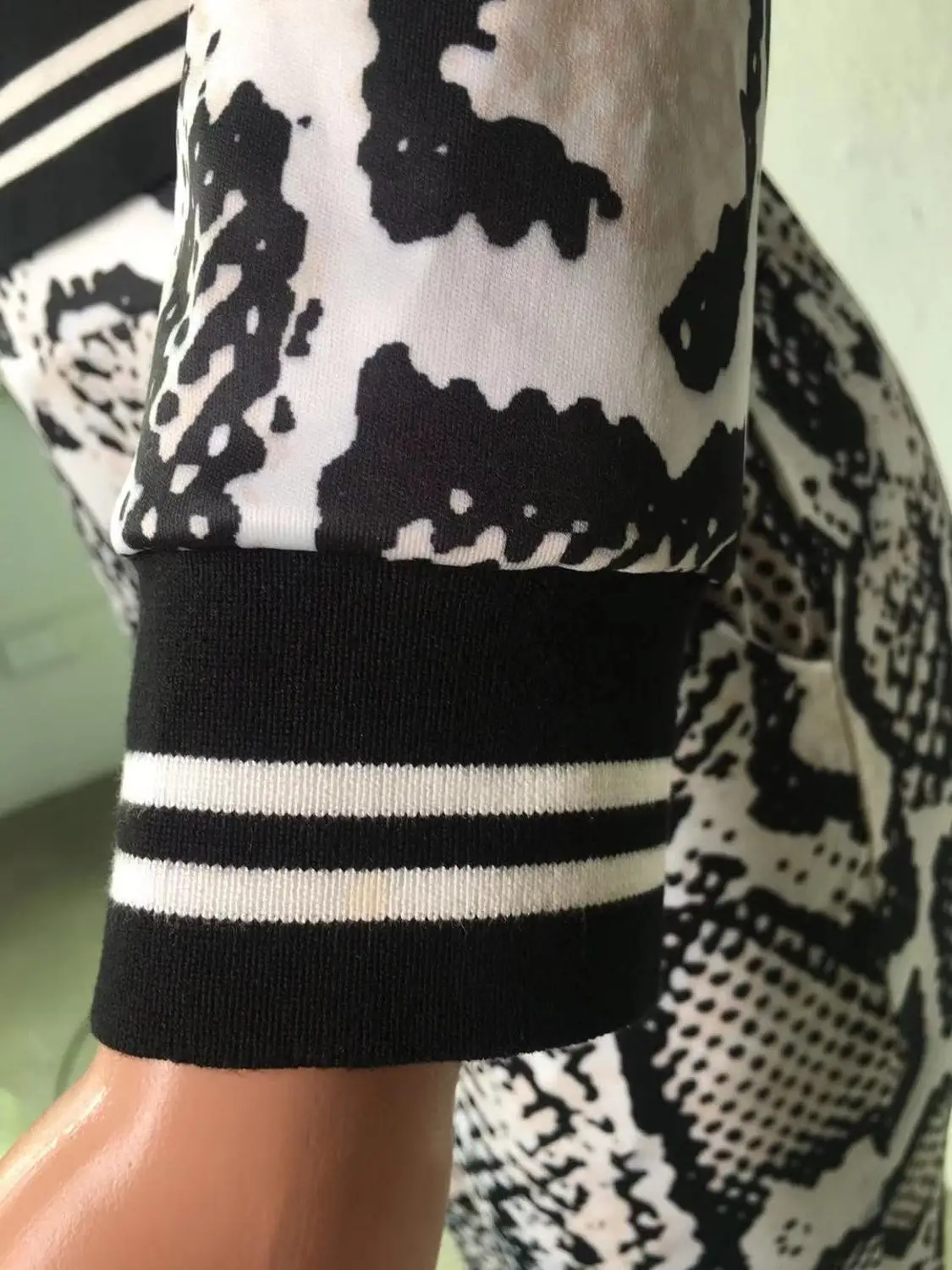 Женский короткий костюм из двух предметов с принтом змеиной кожи|Спортивные