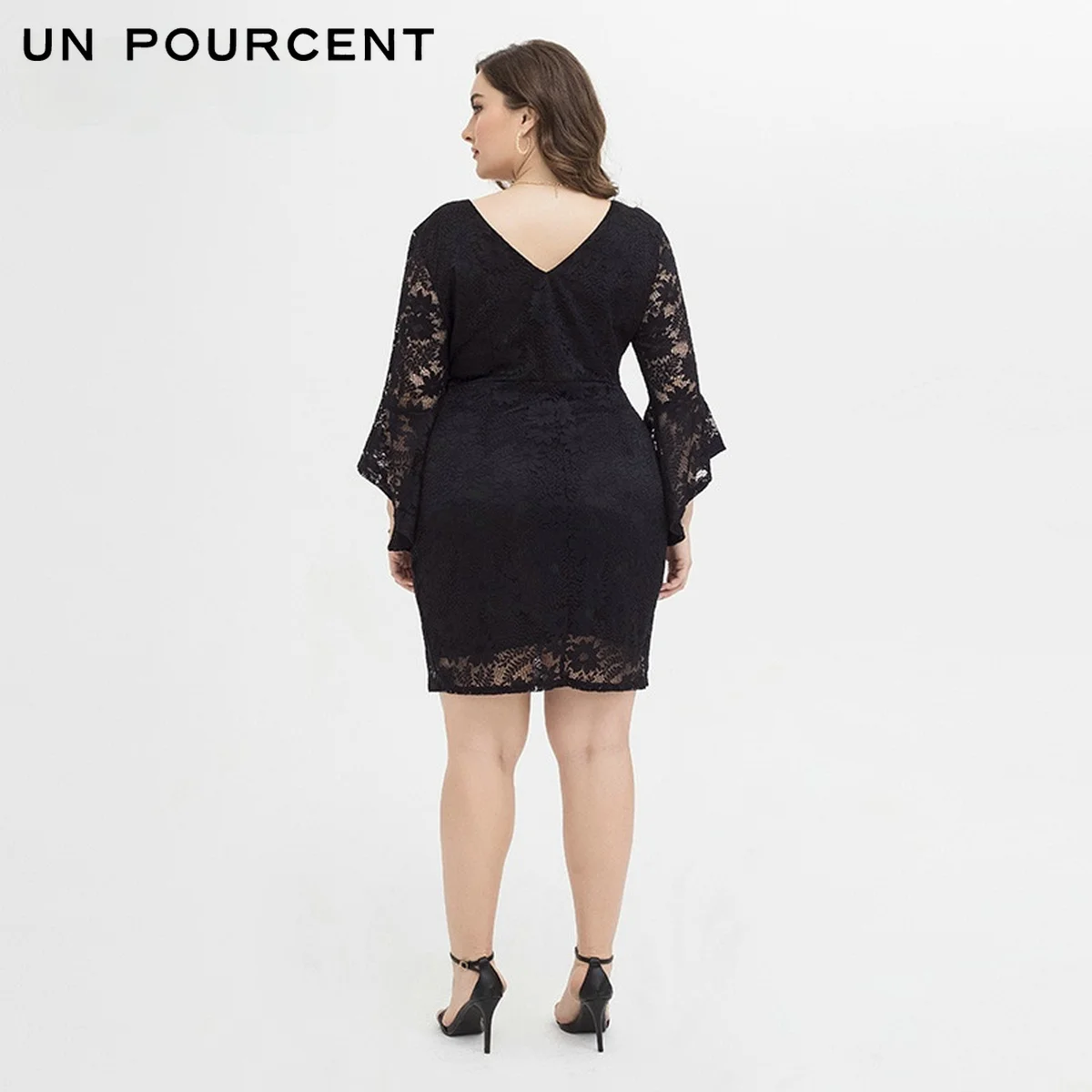 Женское кружевное платье черное элегантное облегающее больших размеров для