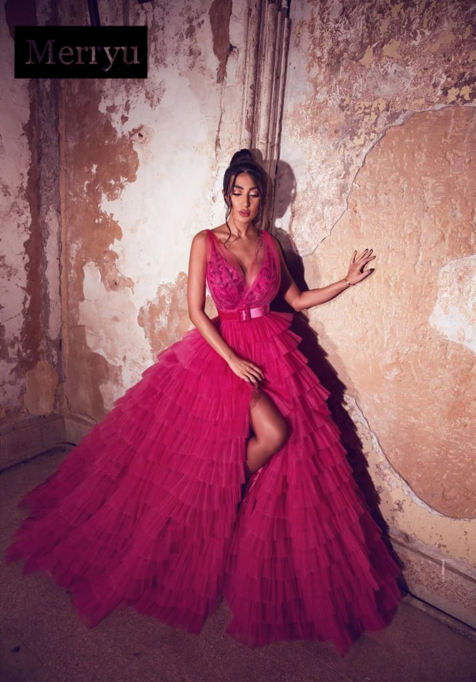 Merryu V-neck Rose Red Ruffles Tiered A-line Tulle Prom Dresses Sexy High Side Split Lace Long Prom Gowns Puffy Party Dress 2020