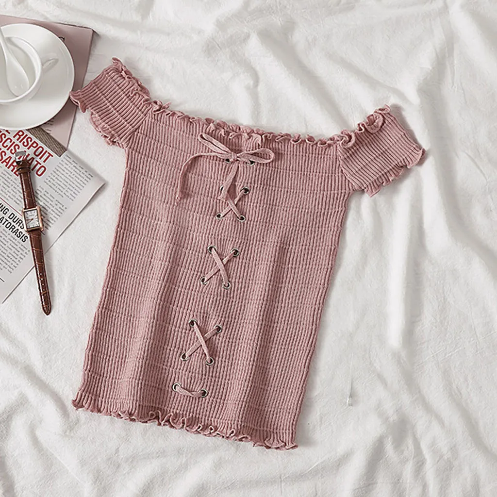 Женский трикотажный топ с коротким рукавом открытыми плечами и вырезом лодочкой